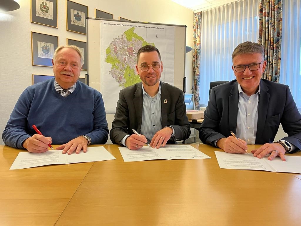 2024-01 Drei Partner für den Photovoltaik-Ausbau in Großenlüder Gemeinde, RhönEnergie Gruppe und Energiegenossenschaft vereinbaren langfristige Zusammenarbeit. Zu sehen sind v. l. n. r.: Günter Mest, Bürgermeister Florian Fritzsch, Stefan Fella
