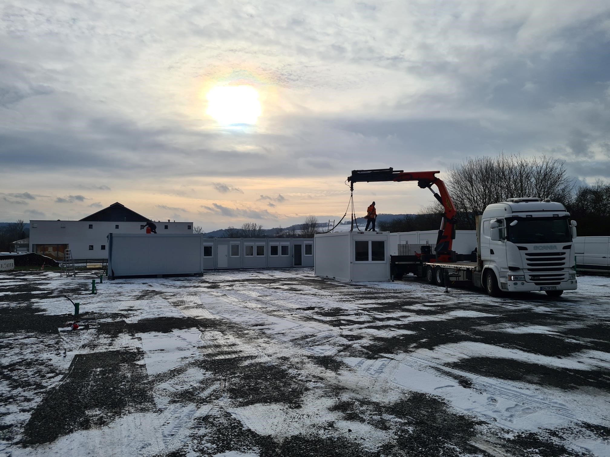 2024-01 Aufbau der Containeranlage am Pendlerparkplatz Aufbau der Container als Flüchtlingsunterkunft am Pendlerparkplatz