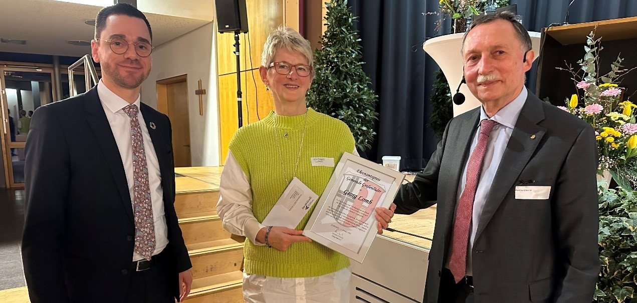 6. Ehrenamtspreis der Gemeinde Großenlüder Verleihung des 6. Ehrenamtspreises der Gemeinde Großenlüder posthum an Georg Lomb, auf die Bild zu sehen sind Bürgermeister Florian Fritzsch, Irmgard Lomb und Bernhard Keller beim Neujahrsempfang im Lüderhaus