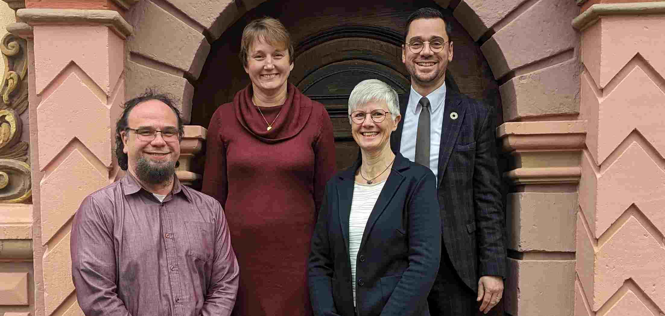 Verabschiedung von Rita Dimmerling Rita Dimmerling wird in die Freistellungsphase der Altersteilzeit verabschiedet. Zu sehen sind Andreas Hoch, Leiter des Amts für Steuern und Finanzen, Personalratsvorsitzende Sabrina Hosenfeld, Rita Dimmerling und Bürgermeister Florian Fritzsch vor dem Eingang des Stiftskapitularischen Amtshauses in Großenlüder