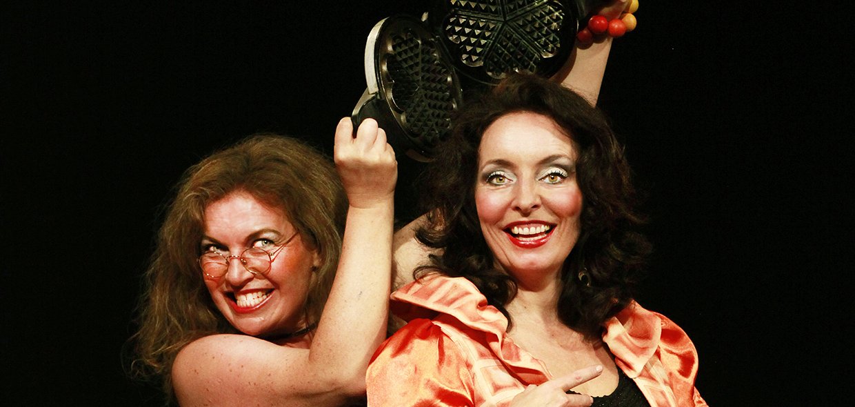 Plakat des Damen-Duo JETZABA! mit ihrem Programm "Die Waffeln der Frau"