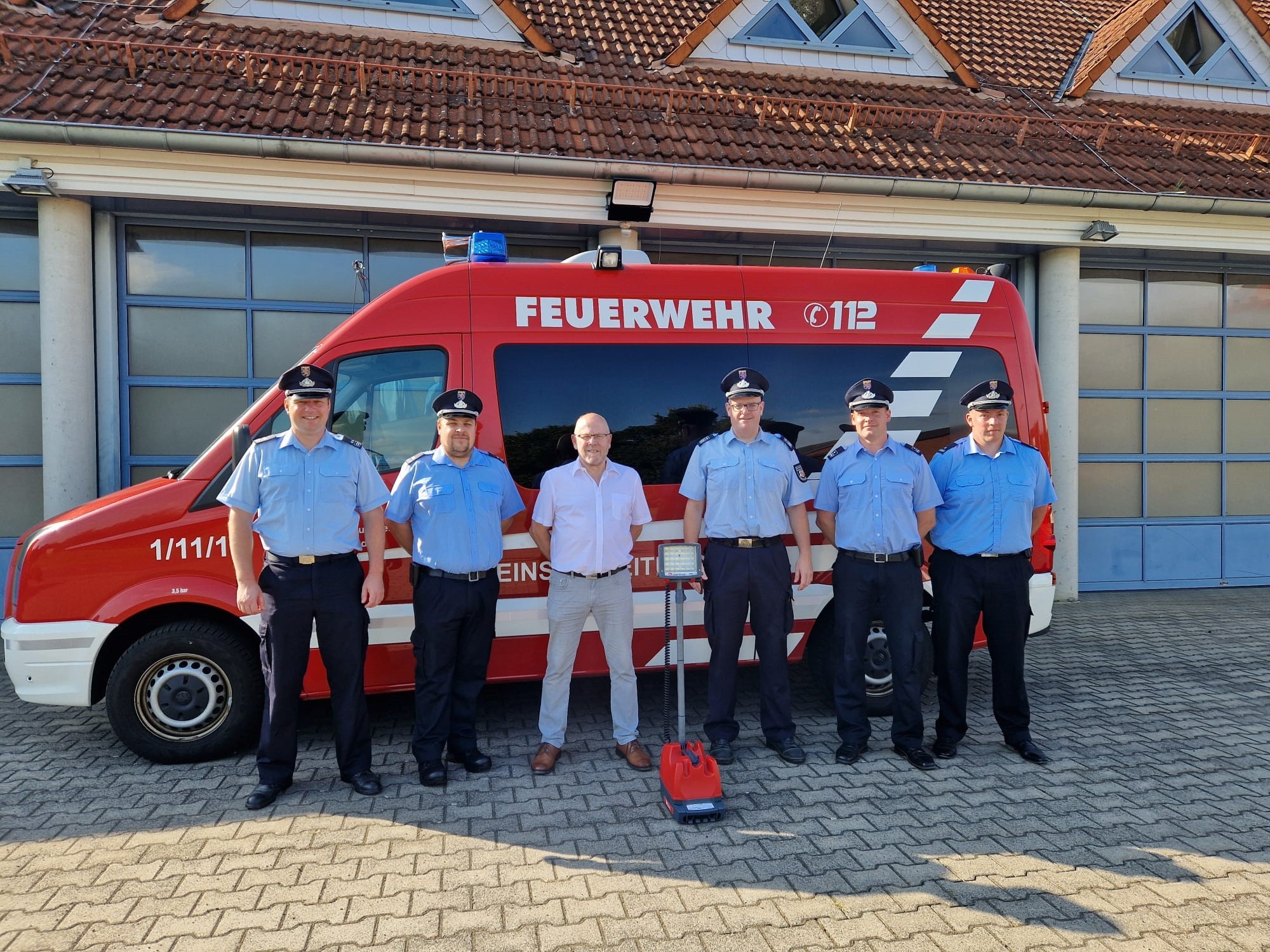 LED-Beleuchtungssystem RLS1000 für die Freiwilligen Feuerwehren der Gemeinde Großenlüder LED-Beleuchtungssystem RLS1000 für die Freiwilligen Feuerwehren der Gemeinde Großenlüder - v. l. n. r.: Dr. Simon Wohletz und Daniel Schröter, beide stellv. Gemeindebrandinspektoren, Manfred Wehner, SV SparkassenVersicherung, Christian Bosold, Gemeindebrandinspektor, Lukas Zein, Wehrführer der Freiwilligen Feuerwehr Großenlüder-Mitte, Simon Dimmerling, stellv. Wehrführer der Freiwilligen Feuerwehr Großenlüder-Mitte