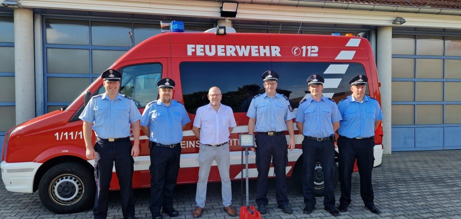 LED-Beleuchtungssystem RLS1000 für die Freiwilligen Feuerwehren der Gemeinde Großenlüder - v. l. n. r.: Dr. Simon Wohletz und Daniel Schröter, beide stellv. Gemeindebrandinspektoren, Manfred Wehner, SV SparkassenVersicherung, Christian Bosold, Gemeindebrandinspektor, Lukas Zein, Wehrführer der Freiwilligen Feuerwehr Großenlüder-Mitte, Simon Dimmerling, stellv. Wehrführer der Freiwilligen Feuerwehr Großenlüder-Mitte