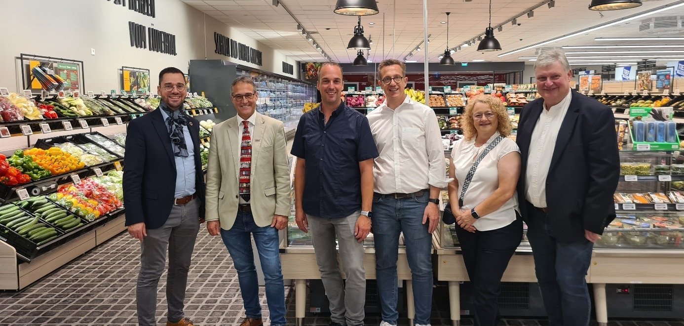 REWE-Markt Wiedereröffnung Großenlüder v. l. n. r.: Bürgermeister Florian Fritzsch, Ortsvorsteher Jürgen Hübl, Inhaber Kai Uwe Gras-mück, Michael Happ, Geschäftsführer der Bäckerei Happ GmbH & Co. KG, Monika und Hans-Georg Gies, Inhaber der Fleischerei Gies GmbH