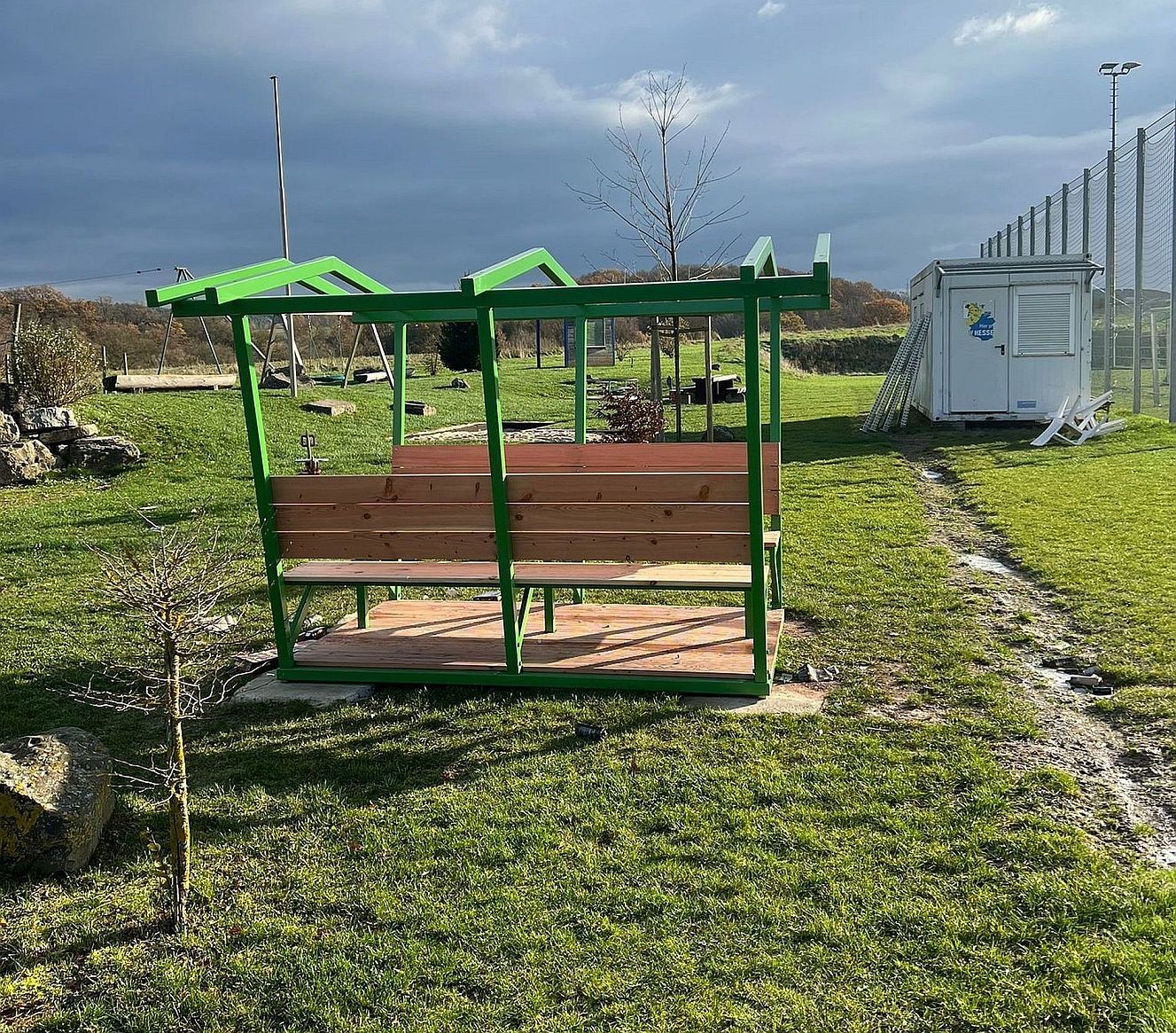 Vandalismusschäden auf Spielplatz und Sportgelände im Ortsteil Bimbach – Hinweise erbeten Überdachte Sitzgruppe am naturnahen Spielplatz in Bimbach durch Vandalismus beschädigt