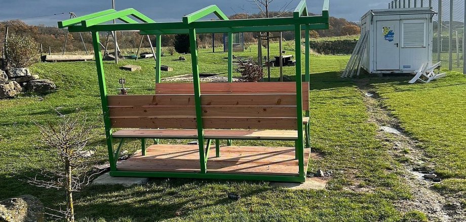 Überdachte Sitzgruppe am naturnahen Spielplatz in Bimbach durch Vandalismus beschädigt