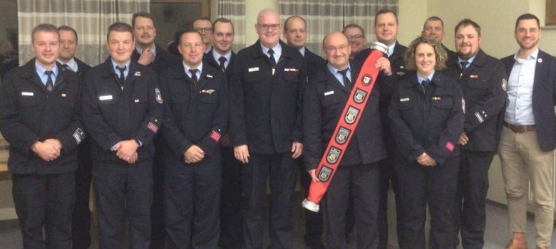 Verabschiedung von Holger Duss Gruppenbild der Wehrführer u. v. m. der Gemeinde Großenlüder mit Bürgermeister Florian Fritzsch zum Abschied von Holger Duss