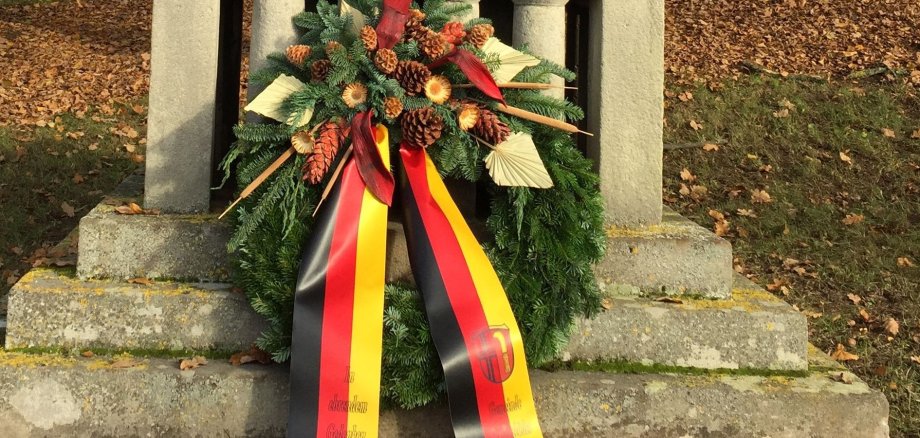 Kranzniederlegung bei der Zentralen Gedenkveranstaltung zum Volkstrauertag in Großenlüder
