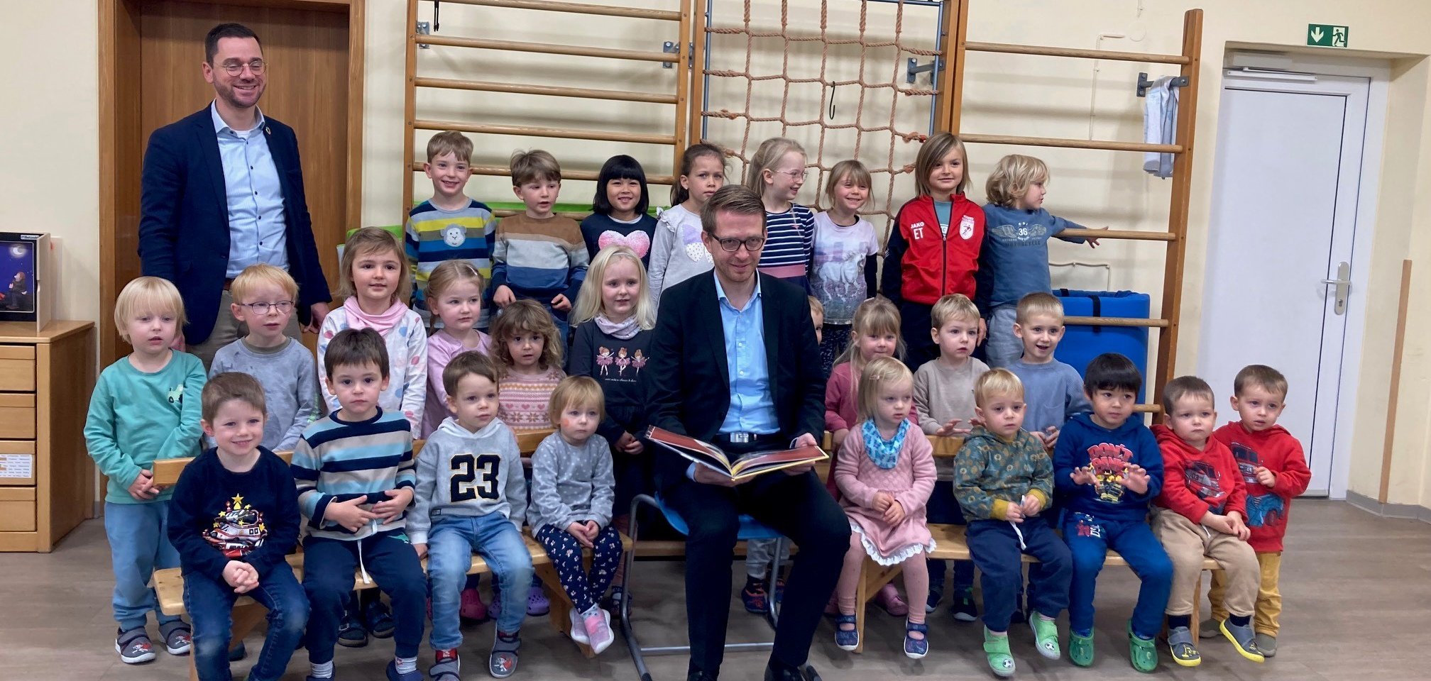 Bundesweiter Vorlesetag in der Kita Zwergenland Kleinlüder. Gruppenfoto der Kinder mit Staatssekretär Michael Ruhl, Bürgermeister Florian Fritzsch und den Erzieherinnen