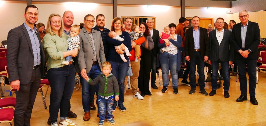 Bürgermeister Florian Fritzsch (links) mit einigen Eltern mit Kindern sowie den anwesenden Ortsvorstehern aus Großenlüder Jürgen Hübl (5. v. l.), aus Eichenau Norbert Printz (6. v. r.), aus Uffhausen Peter Muth (3. v. r.), aus Bimbach Karl Süss (2. v. r.) und aus Müs Edgar Möller (rechts)