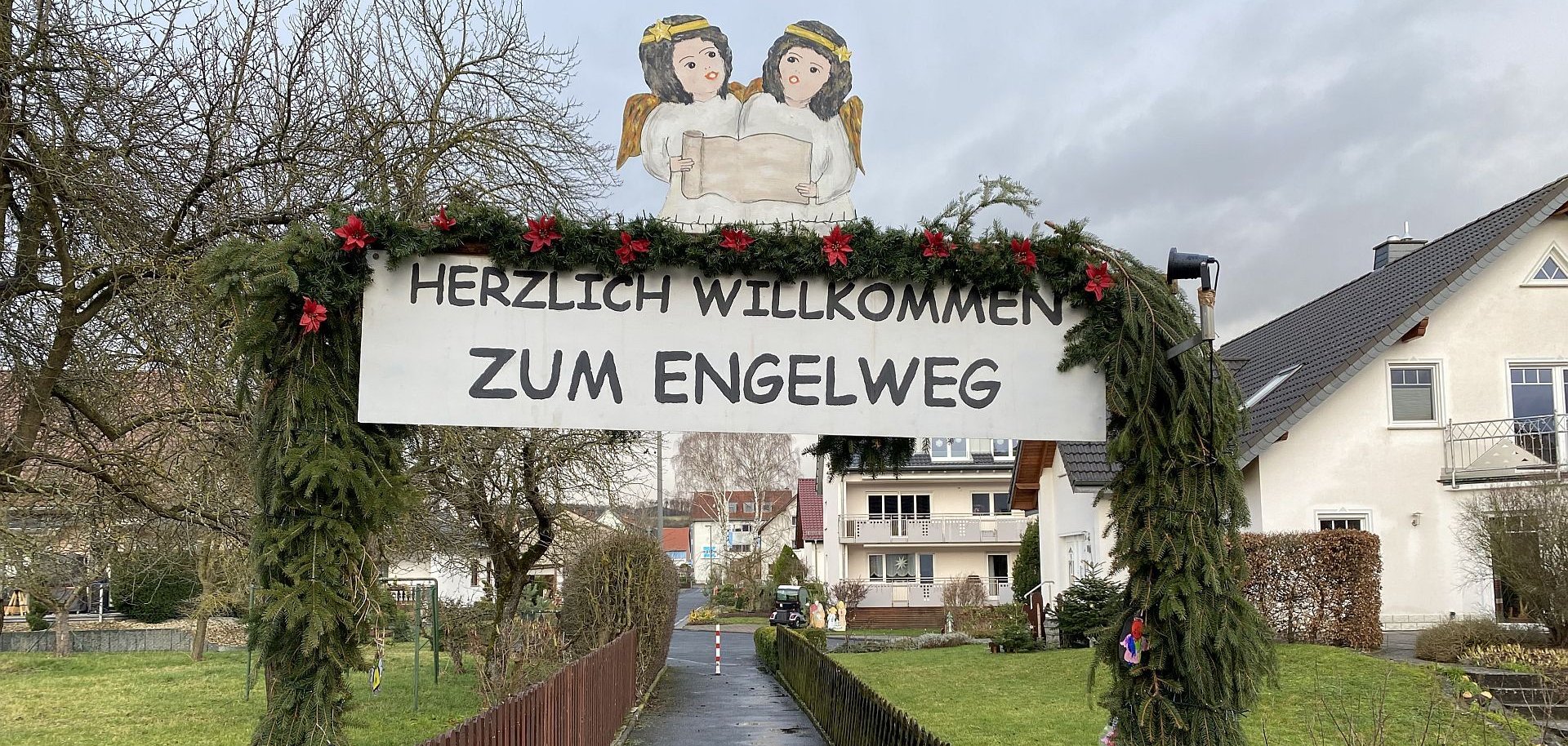 Engelweg in Großenlüder Eingangsschild "Herzliche Willkommen" zum Engelweg in Großenlüder