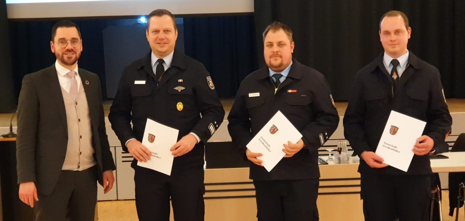 Ernennung neuer Feuerwehrführungskräfte Ernennung neuer Feuerwehrführungskräfte in der Sitzung der Gemeindevertretung im Lüderhaus Großenlüder, v. l. n. r.: Bürgermeister Florian Fritzsch, 1. stellv. Gemeindebrandinspektor Dr. Simon Wohletz, 2. stellv. Gemeindebrandinspektor Daniel Schröter, Wehrführer der Freiwilligen Feuerwehr Lütterz Michael Mathes