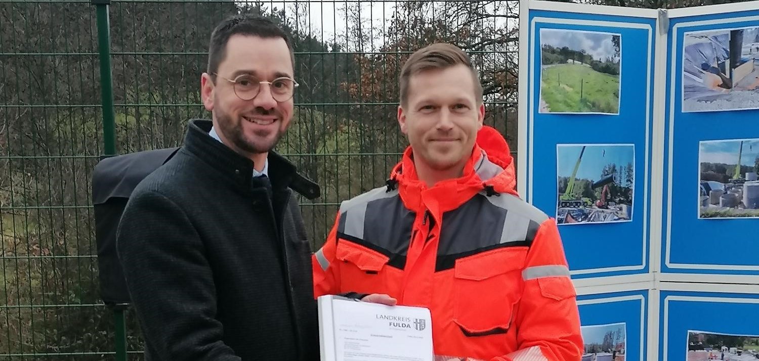 Einweihung der neuen Kläranlage in Kleinlüder Bürgermeister Florian Fritzsch mit Daniel Fladung vom Landkreis Fulda bei der Übergabe des Erlaubnisbescheids
