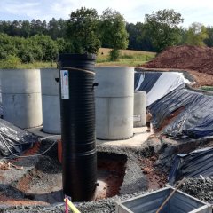 Während der Bauphase: Kläranlage für den Weiler „Hessenmühle / Kleinheiligkreuz / Am Schlagberg“; im Vordergrund: die Pumpstation