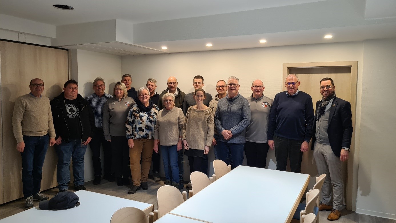 Übergabe der „Schänke“ an die Mitglieder des Ortsbeirates mit Ortsvorsteher Edgar Möller (2. v. r.) und die Vertreterinnen und Vertreter der örtlichen Vereine in Anwe-senheit von Wolfgang Keller (links) vom Gemeindevorstand und Bürgermeister Flo-rian Fritzsch (rechts)