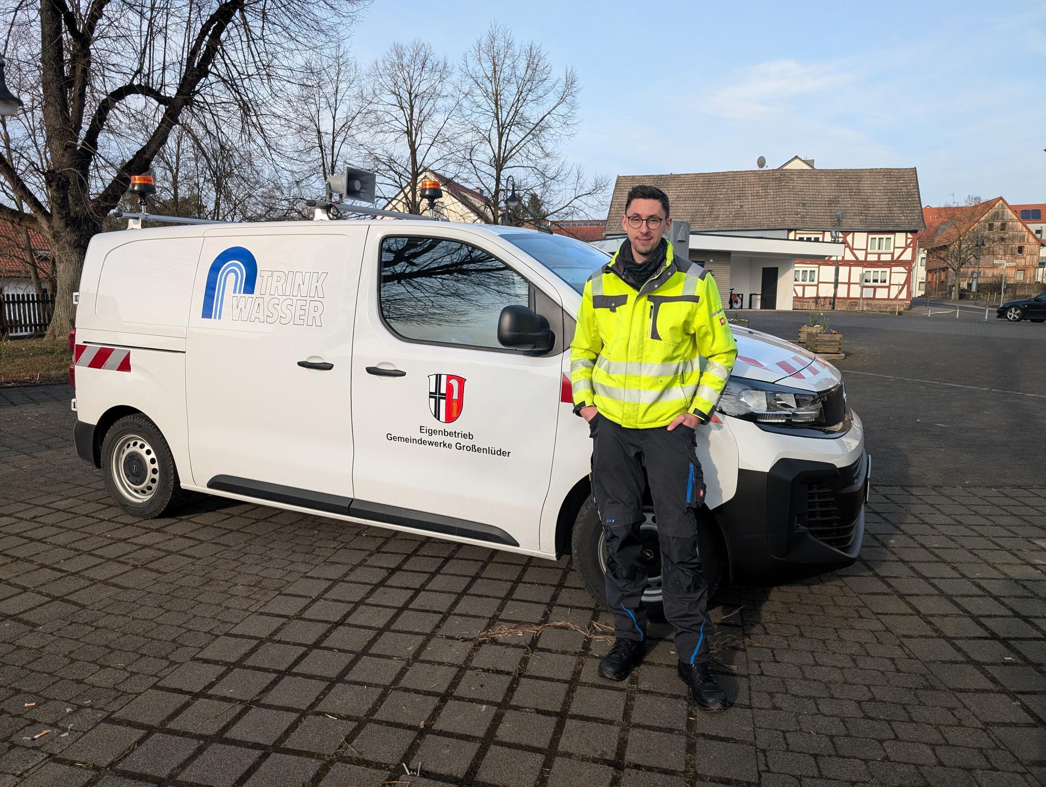 Wassermeister Herr Protz mit neuem E-Fahrzeug der Gemeinde