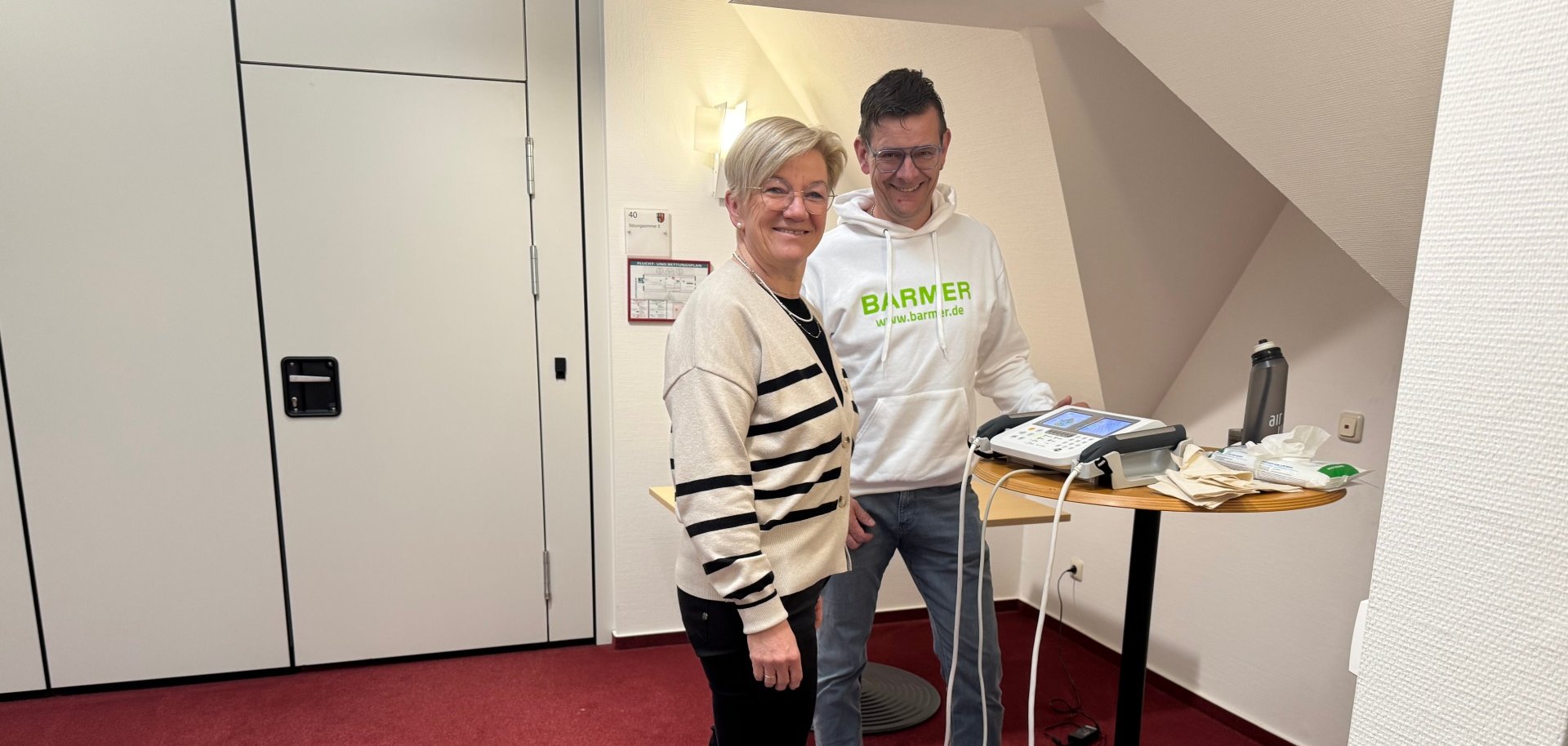 Mitarbeiterin Claudia Renz beim Gesundheitscheck 