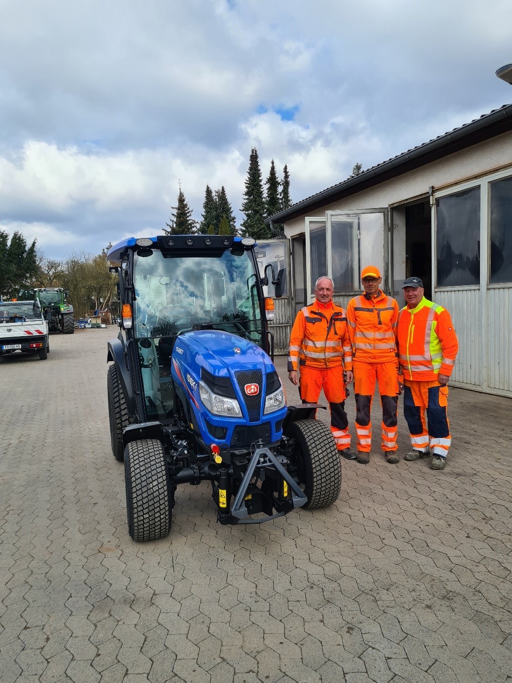 Kommunaltraktor mit Mitarbeiter des Bauhofes