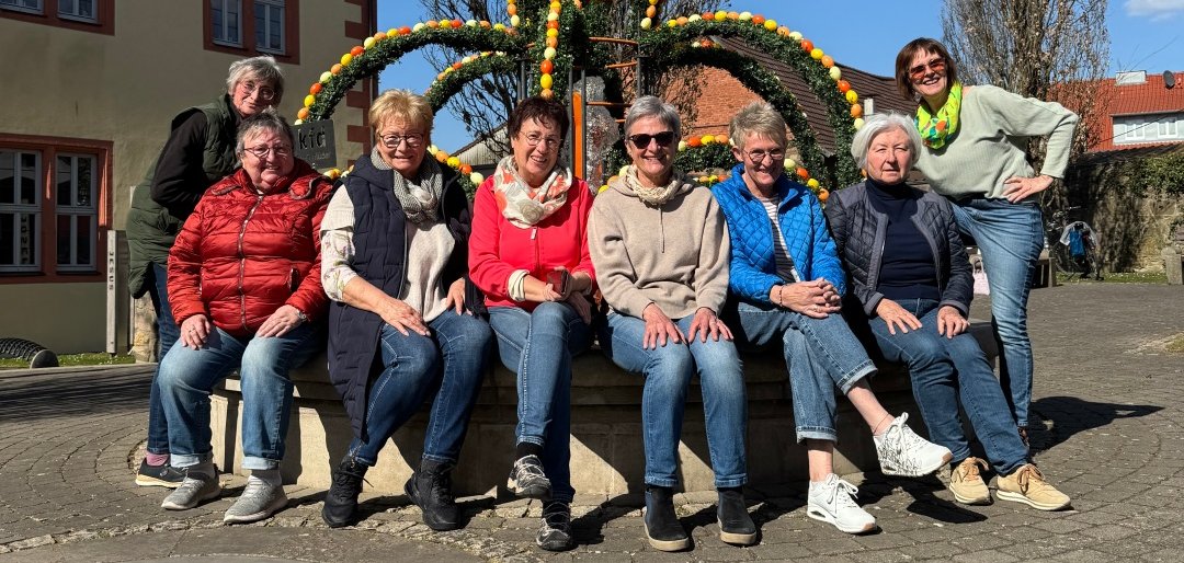 Osterbrunnen in Großenlüder mit den Frauen der kfd