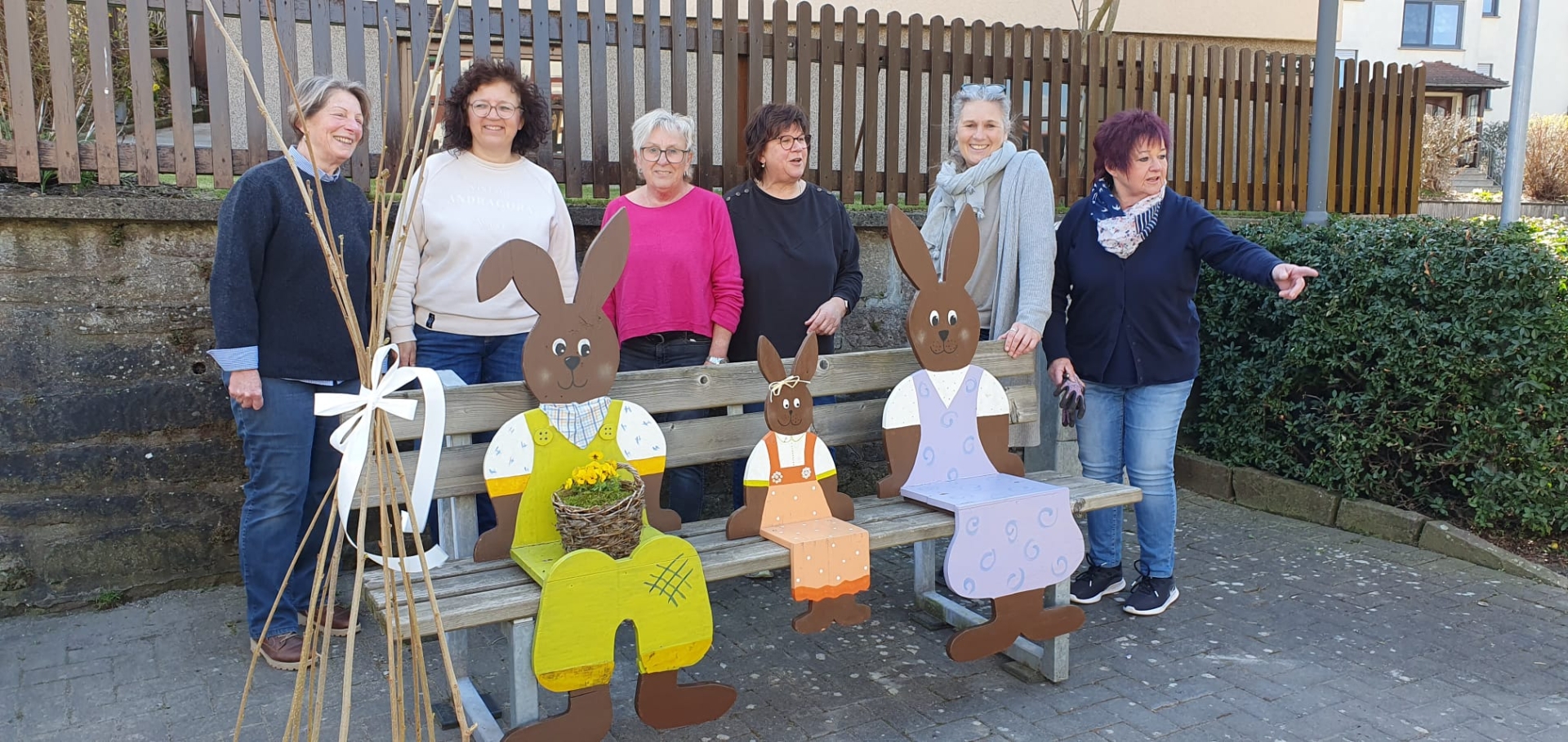 Frauen des Anthony’s Gospel Singers aus Müs mit Osterbrunnen