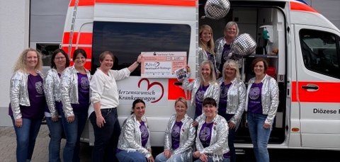 Bellas überreichten Spendenscheck an den Malteser Herzenswunsch-Krankenwagen