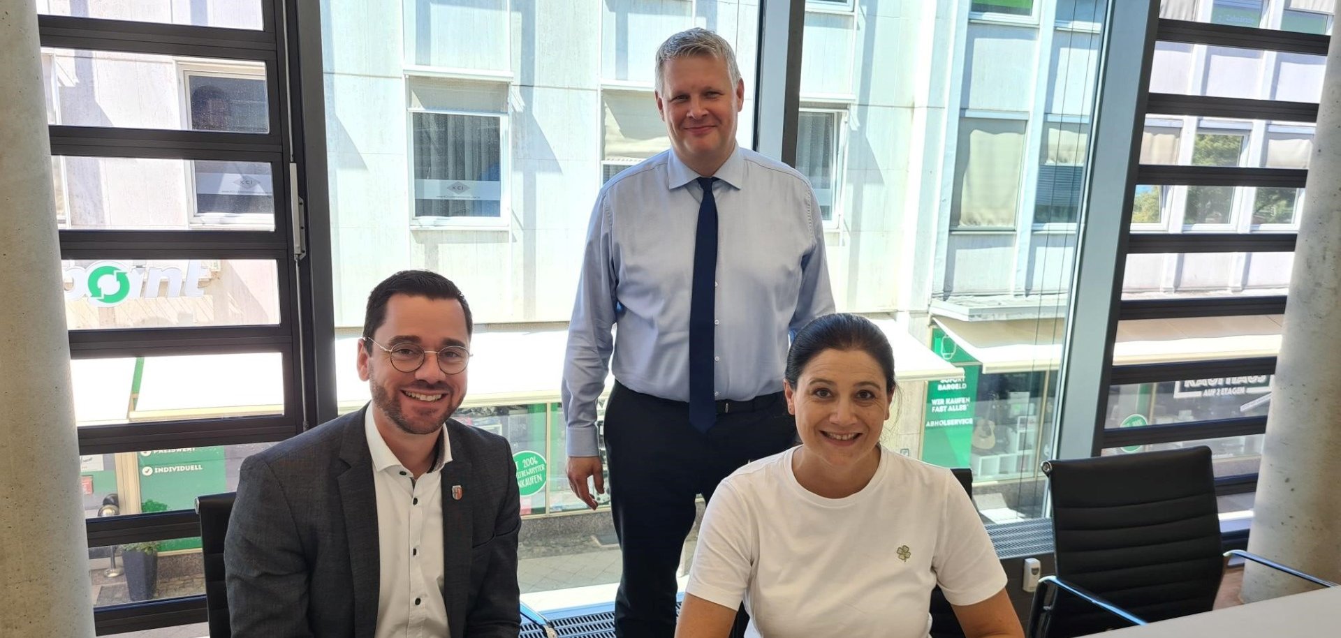 Beigeordnete Kathrina Hosenfeld, Dr. Markus Jeltsch (Raiffeisen Waren GmbH) und Bürgermeister Florian Fritzsch im Büro von Rechtsanwalt und Notar Marcus Baum  