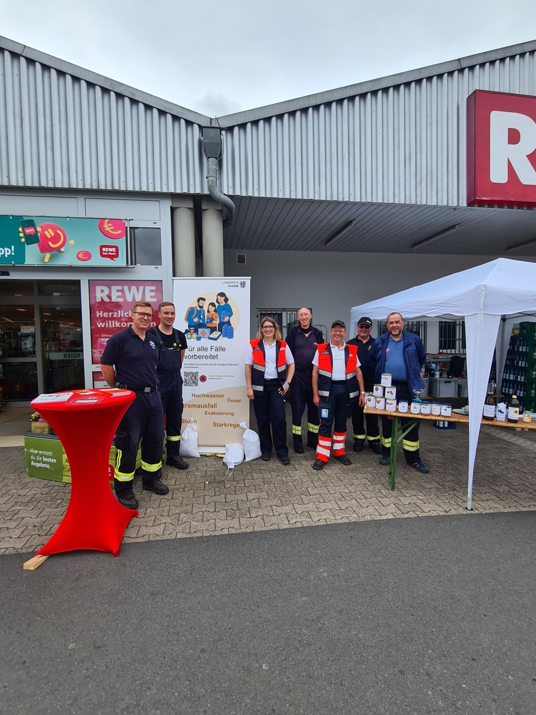 Gruppenbild der Feuerwehr und Malteser am Bevölkerungsschutztag