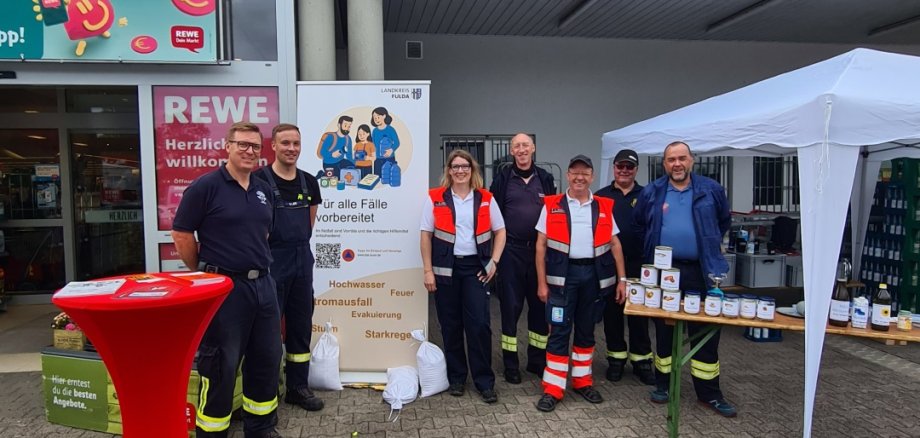 Gruppenbild der Feuerwehr und Malteser am Bevölkerungsschutztag