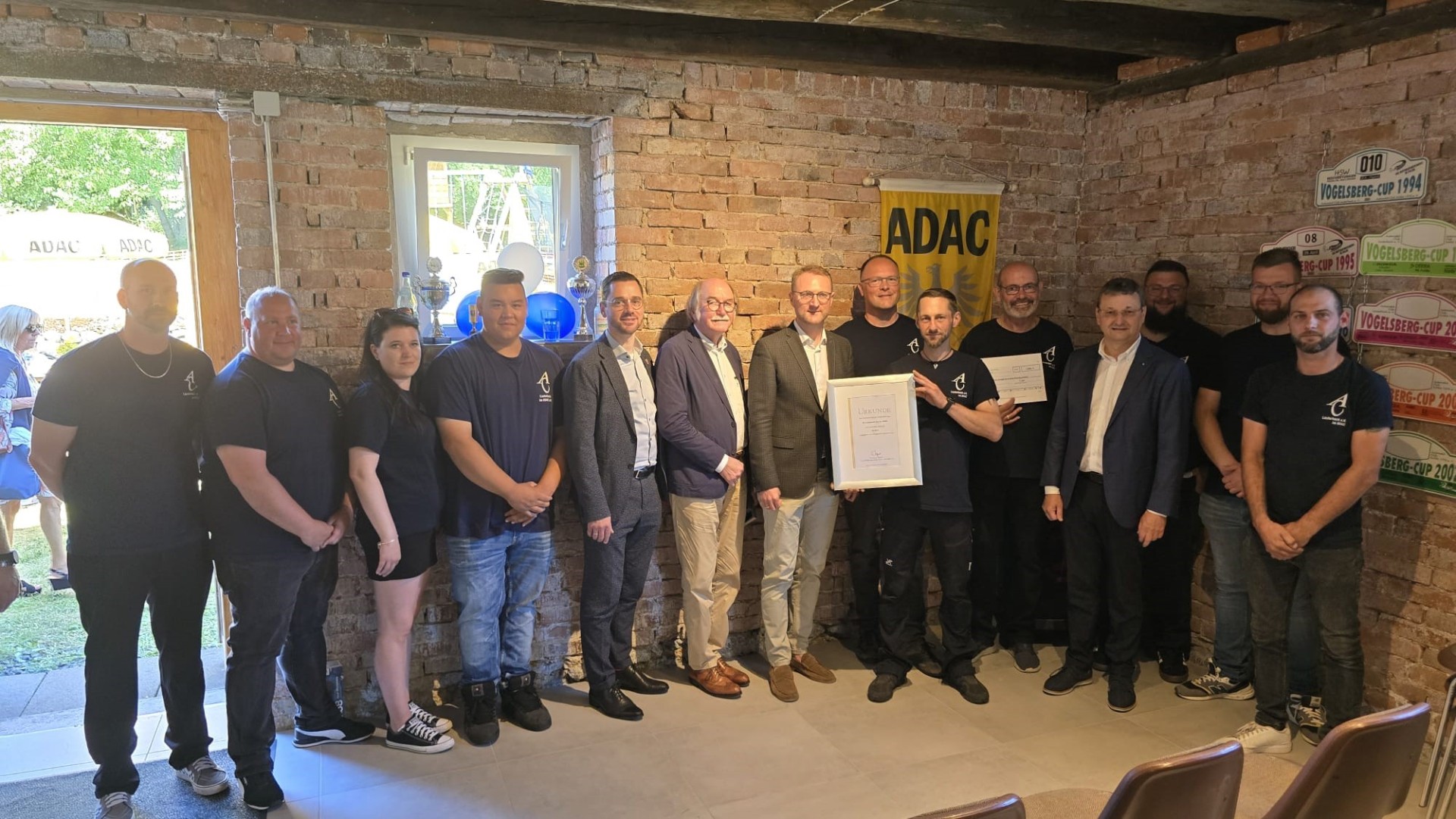 Gruppenfoto mit dem amtierenden Vorstand des AC Lauterbach und Ehrengästen; Bürgermeister Florian Fritzsch (5. v. l.), Lauterbachs Bürgermeister Rainer-Hans Vollmöller (6. v. l.), Dr. Jens Mischak, Landrat des Vogelsbergkreises (7. v. l.) und Klaus Wiechard, 1. Vorsitzender des AC Lauterbach (8. v. l.)