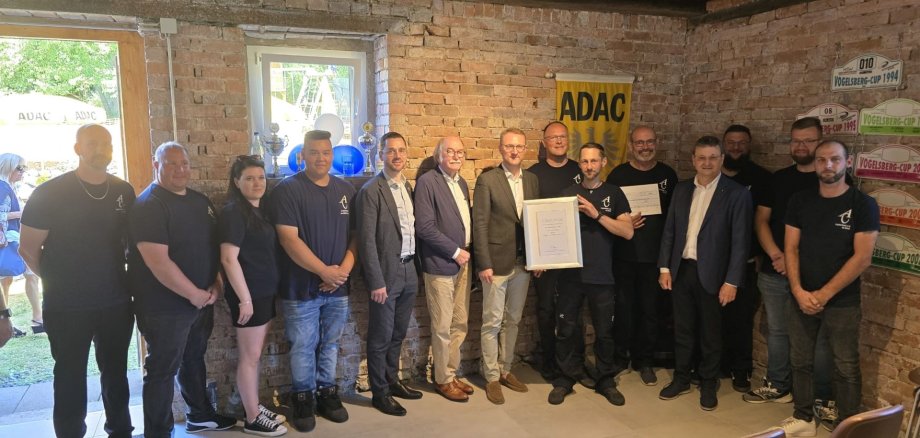 Gruppenfoto mit dem amtierenden Vorstand des AC Lauterbach und Ehrengästen; Bürgermeister Florian Fritzsch (5. v. l.), Lauterbachs Bürgermeister Rainer-Hans Vollmöller (6. v. l.), Dr. Jens Mischak, Landrat des Vogelsbergkreises (7. v. l.) und Klaus Wiechard, 1. Vorsitzender des AC Lauterbach (8. v. l.)