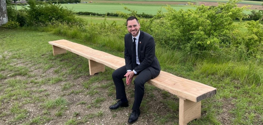 Bürgermeister an der Langenbergkapelle mit neuer gestifteter Bank