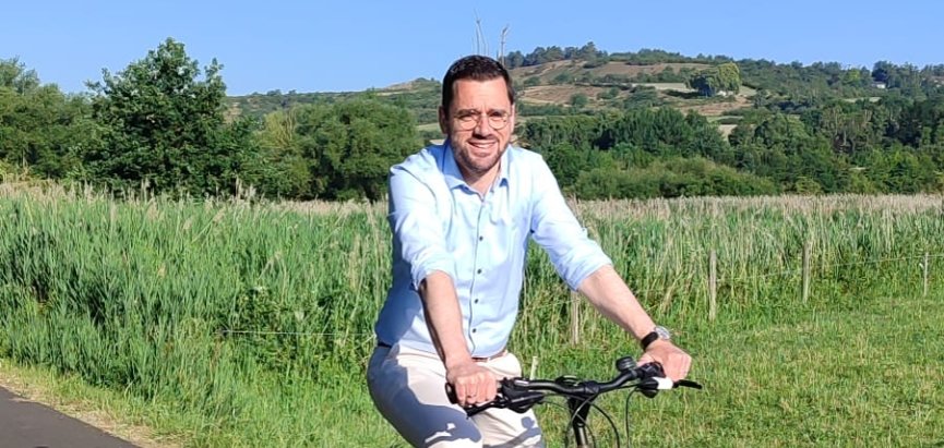 Bürgermeister beim Fahrradfahren