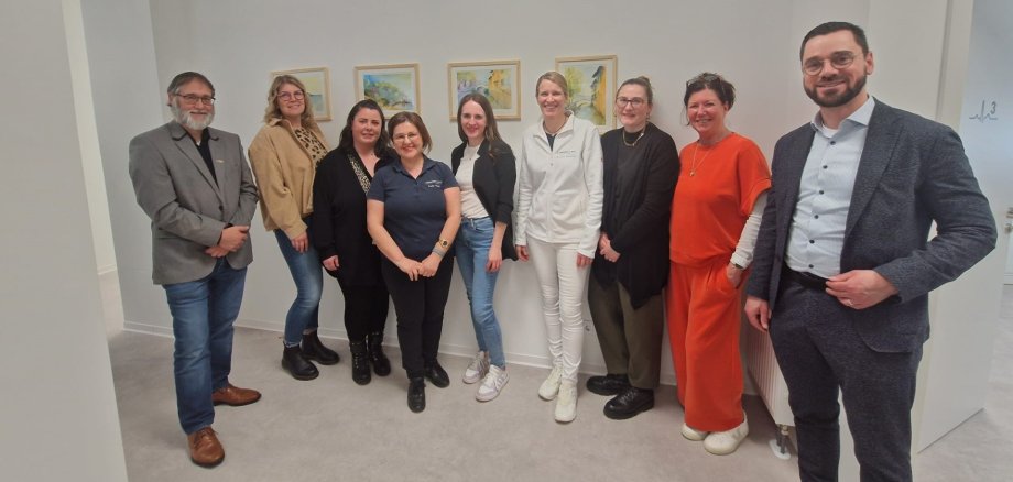 Gruppenbild mit Mitarbeiterinnen der neuen Hausarztpraxis und Bürgermeister und Ortsvorsteher