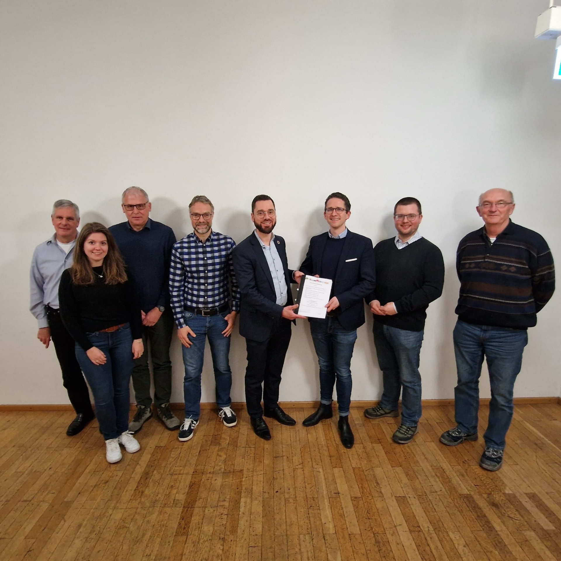 Dr. Thomas Agricola (GPG), Dieter Derbort (Gemeinde Großenlüder), Kristin Marie Reinhardt und Edgar Möller (beide CDU), Andreas Ruhl (SPD), Bürgermeister Florian Fritzsch und Dr. Christian Müller (Geschäftsführer der Zement- und Kalkwerke Otterbein) mit der unterschriebenen Abschlussvereinbarung, Dr. Tilman Scholten (Zement- und Kalkwerke Otterbein), Tristan Schaal (GPG), Alfred Bomba (Zement- und Kalkwerke Otterbein)  