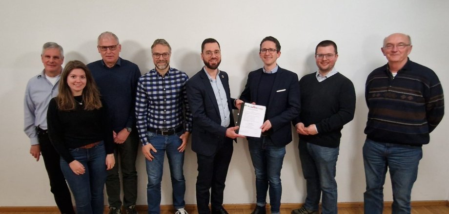 Dr. Thomas Agricola (GPG), Dieter Derbort (Gemeinde Großenlüder), Kristin Marie Reinhardt und Edgar Möller (beide CDU), Andreas Ruhl (SPD), Bürgermeister Florian Fritzsch und Dr. Christian Müller (Geschäftsführer der Zement- und Kalkwerke Otterbein) mit der unterschriebenen Abschlussvereinbarung, Dr. Tilman Scholten (Zement- und Kalkwerke Otterbein), Tristan Schaal (GPG), Alfred Bomba (Zement- und Kalkwerke Otterbein)  
