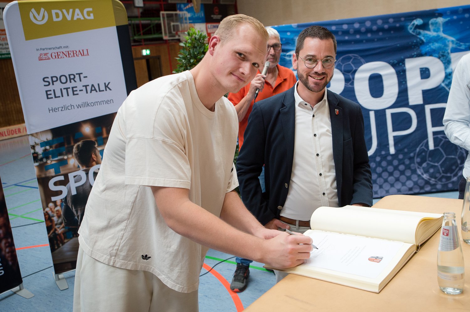 David Späth trägt sich in das Goldene Buch der Gemeinde ein