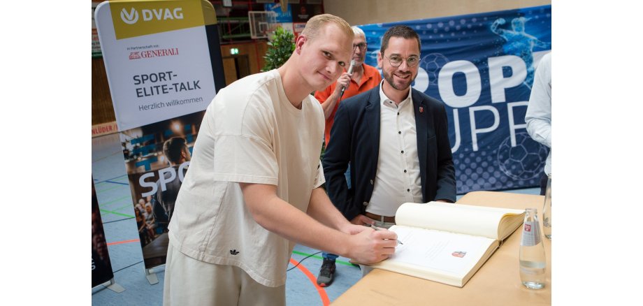 David Späth trägt sich in das Goldene Buch der Gemeinde ein