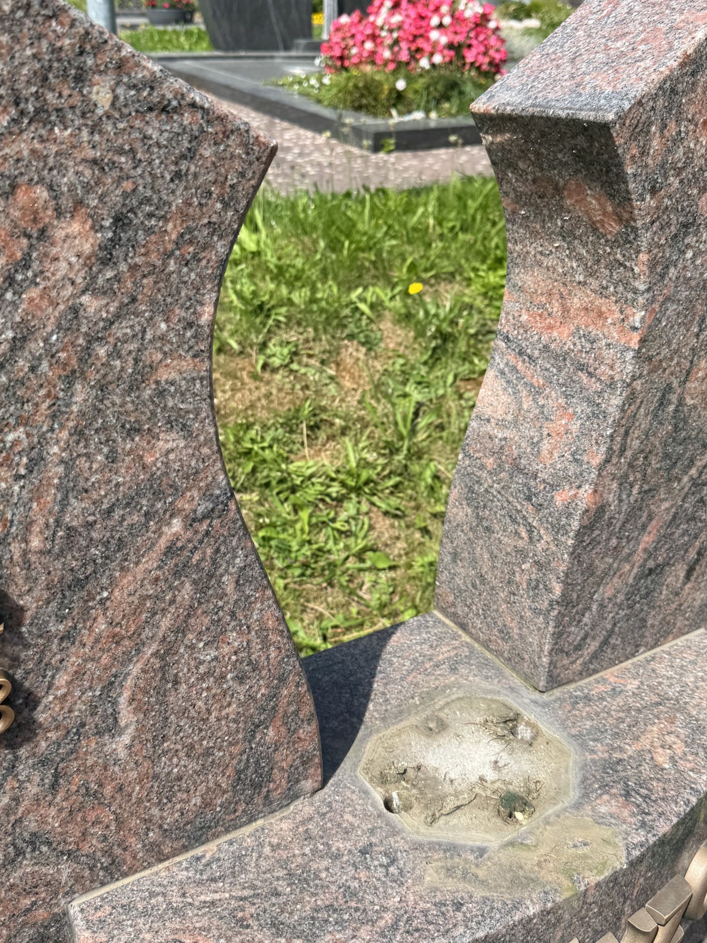 Bild vom Grabstein mit fehlender  Bronzefiguren am Friedhof in Müs