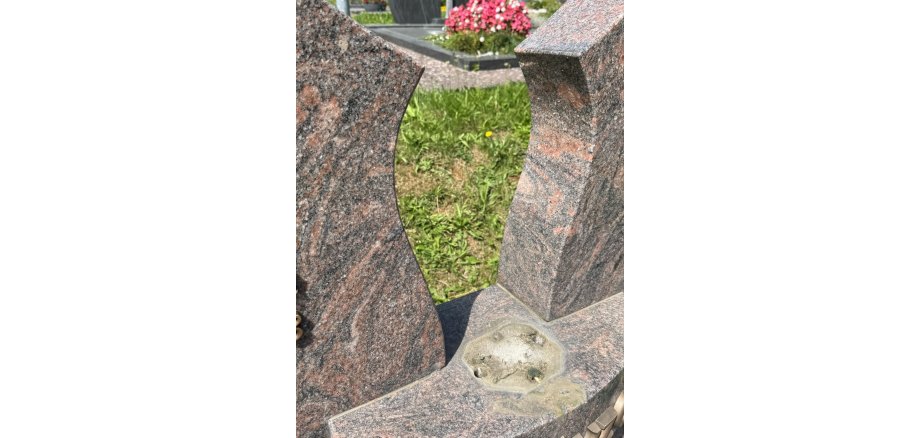 Bild vom Grabstein mit fehlender  Bronzefiguren am Friedhof in Müs
