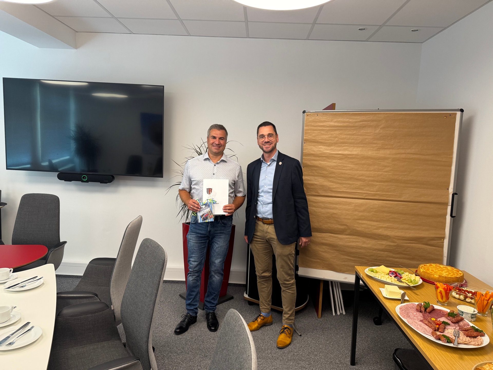 Bild von Thorsten Keller und Bürgermeister Florian Fritzsch beim Dienstjubiläum