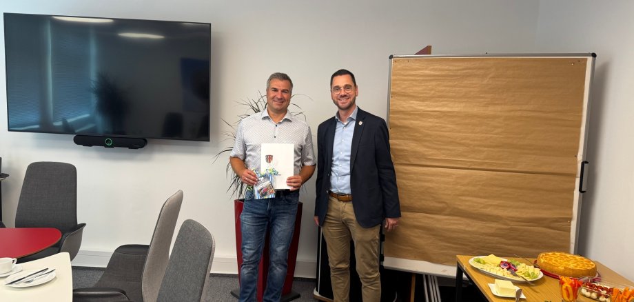 Bild von Thorsten Keller und Bürgermeister Florian Fritzsch beim Dienstjubiläum
