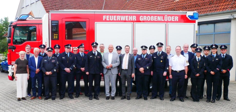 Gruppenbild der Feuerwehr mit Roman Poseck