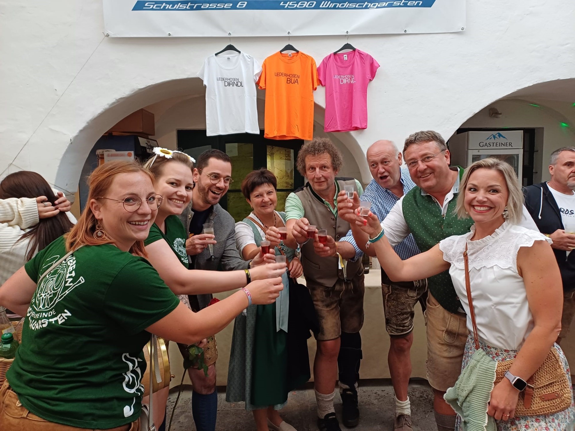 Gruppenbild vom 41. Internationalen Lederhosentreffen im Arkadenhof neben dem Rathaushof