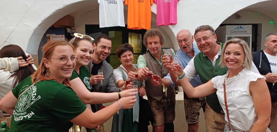 Gruppenbild vom 41. Internationalen Lederhosentreffen im Arkadenhof neben dem Rathaushof