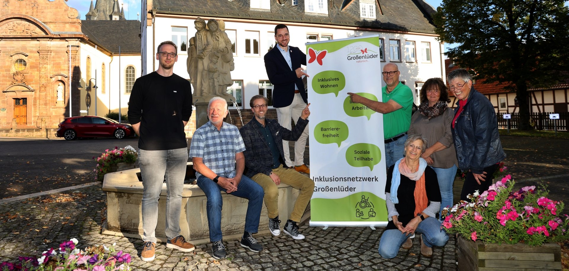 Gruppenbild der Vertreter des Inklusionsnetzwerk vor dem Rathaus