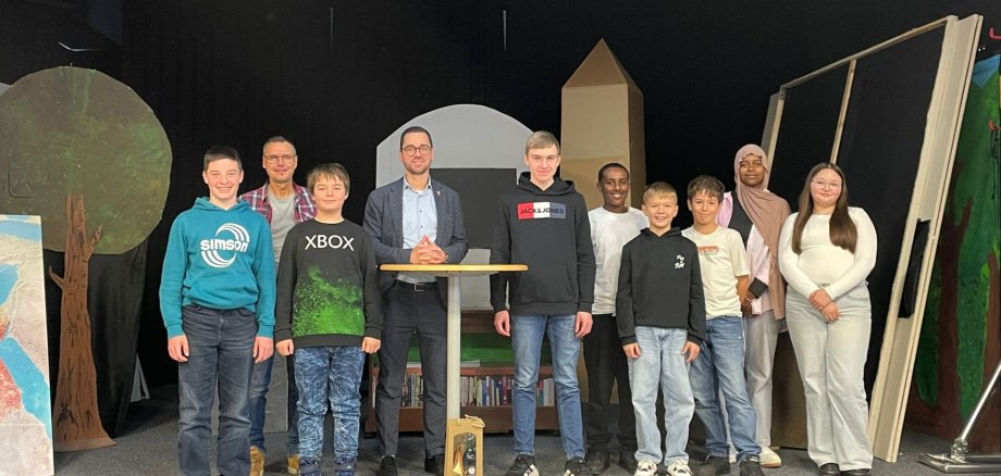 Udo Muhr, stellvertretender Leiter der Lüdertalschule (2. v. l.), und Bürgermeister Florian Fritzsch (4. v. l.) mit den Sprecherinnen und Sprechern der Jahrgangsstufe 7 der Haupt- und Realschule  
