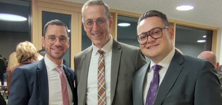 Bild der Verabschiedung des Bürgeremeisters in Hosenfeld , v.l.n.r. Bürgermeister Florian Fritzsch, Hosenfelds ausscheidender Bürgermeister Peter Malolepszy und Hosenfelds neuer Bürgermeister Frederik Hohnstein