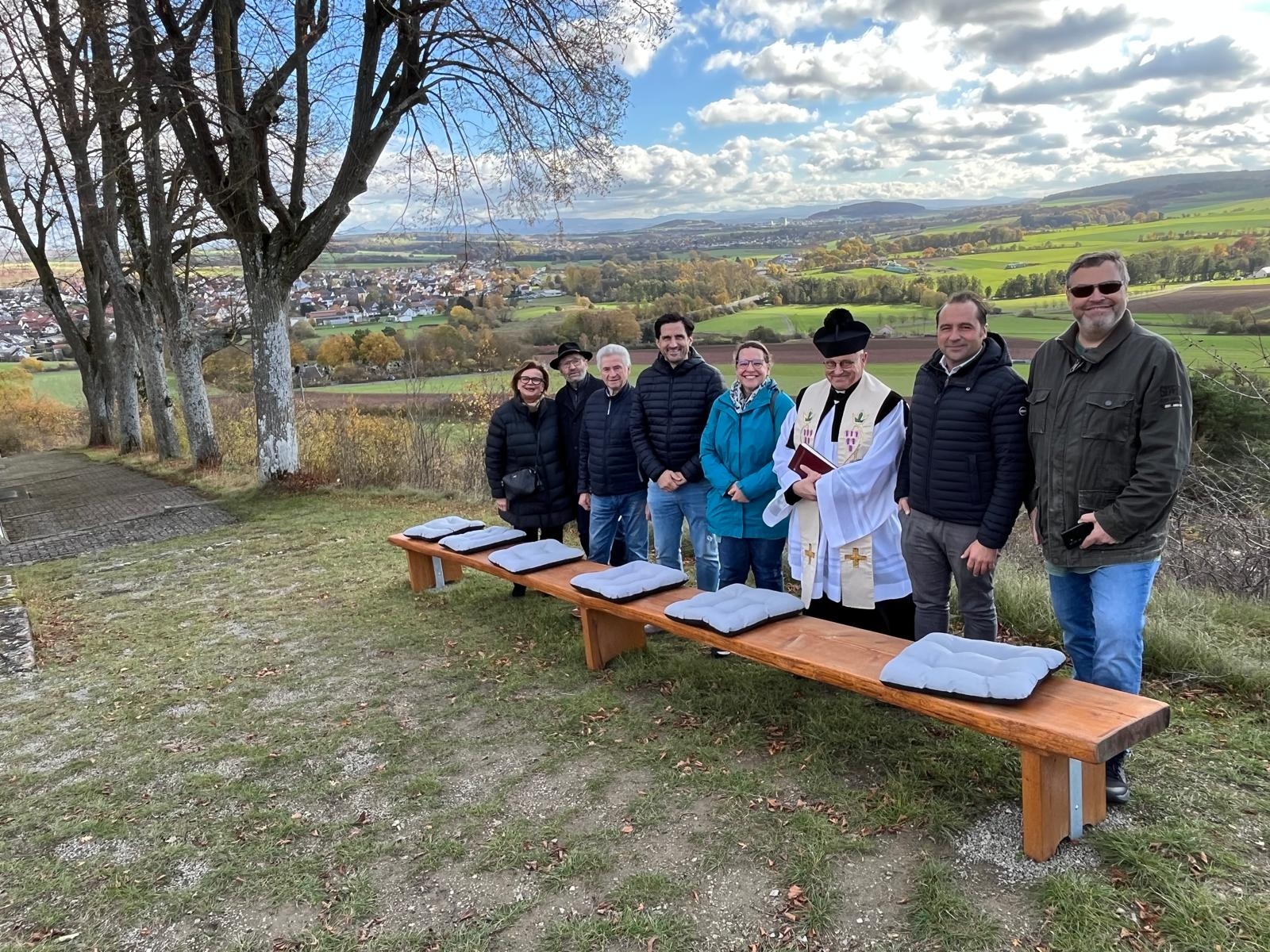 Die neue Sitzbank am Langenberg mit herrlichem Blick auf Großenlüder und in die Rhön