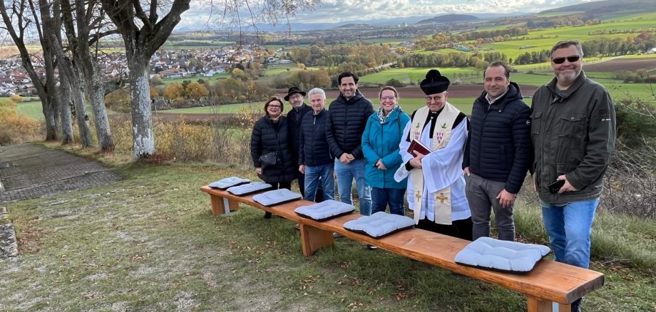 Sitzbank Langenbergkapelle Die neue Sitzbank am Langenberg mit herrlichem Blick auf Großenlüder und in die Rhön