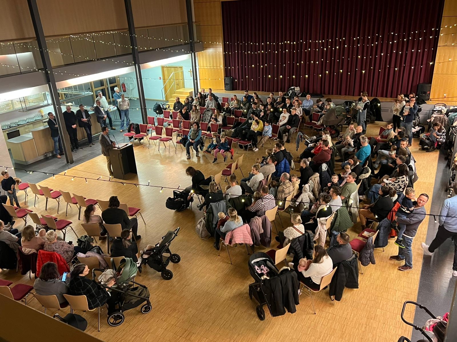 Begrüßung Neugeborene Lüderhaus mit Blick von oben auf die Neugeborenen